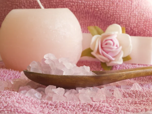 Asciugamano con fiore, sale in cucchiaio di legno — Foto Stock
