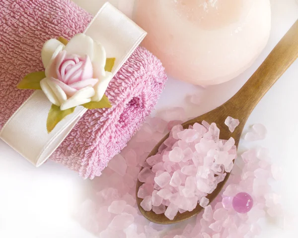 Asciugamano con fiore, sale in cucchiaio di legno — Foto Stock
