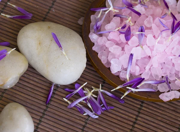 Bathing salt, stones and floral petals — Stock Photo, Image