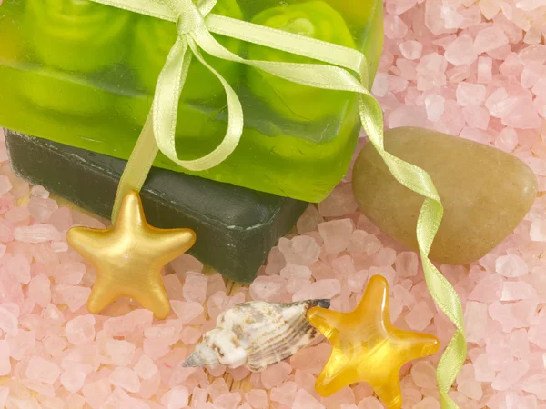 Grön tvål med band på salt med stjärnor och skal — Stockfoto