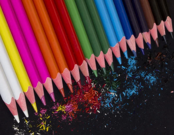 Lápices de colores con afeitado — Foto de Stock