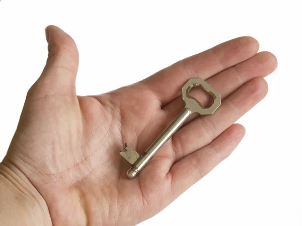 Старый подержанный ключ в руке — стоковое фото