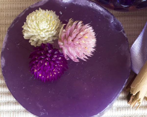 紫色肥皂与鲜花 — 图库照片