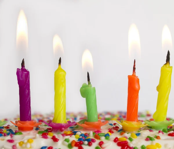Палаючі свічки на торт — стокове фото