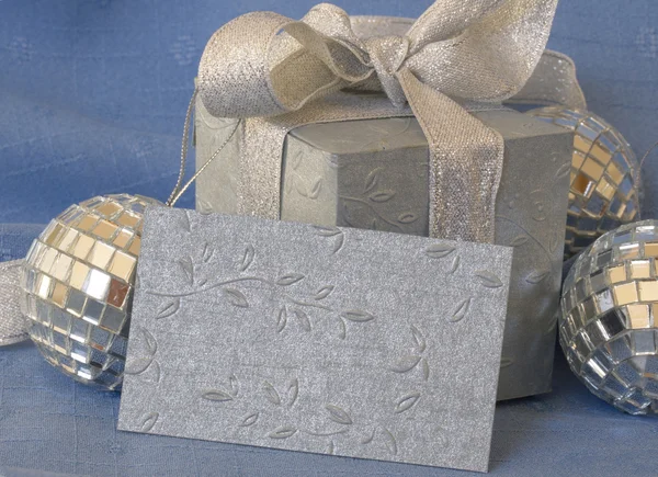 Prázdná stříbrná karta s krásnou texturou v modré holiday uspořádání — Stock fotografie