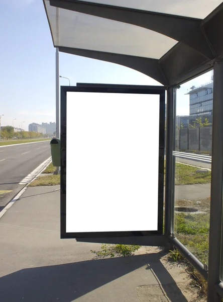 Luz da cidade na paragem de autocarro, espaço em branco para o seu anúncio — Fotografia de Stock