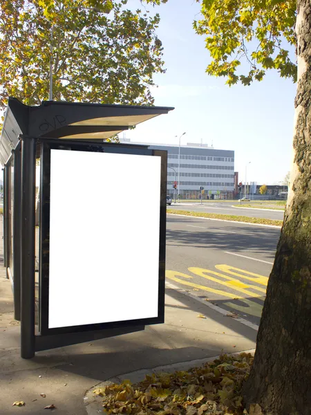 Світло міста на автобусній зупинці, порожнє місце для вашого оголошення — стокове фото