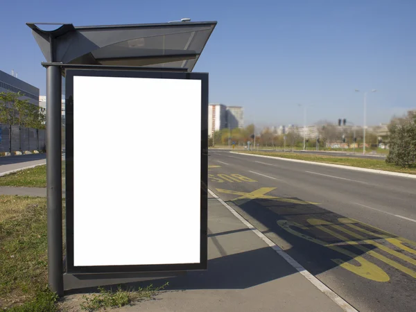 Світло міста на автобусній зупинці, порожнє місце для вашого оголошення — стокове фото