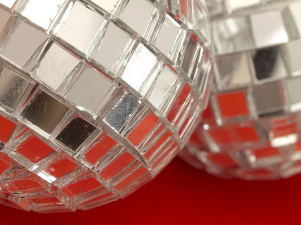Bolas de discoteca decorativas no fundo vermelho — Fotografia de Stock