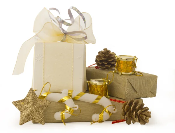 Золотой праздник с подарочной коробкой — стоковое фото