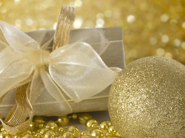 Gouden vakantie regeling met de doos van de gift — Stockfoto