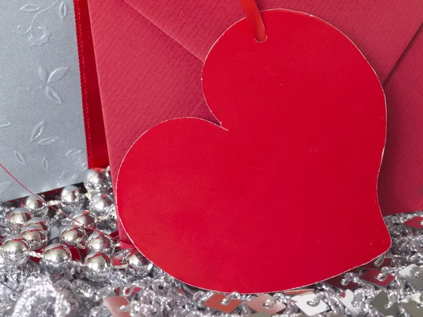 Hediye ve parlak Gümüş arka plan üzerinde kalp şeklinde not kağıdı — Stok fotoğraf