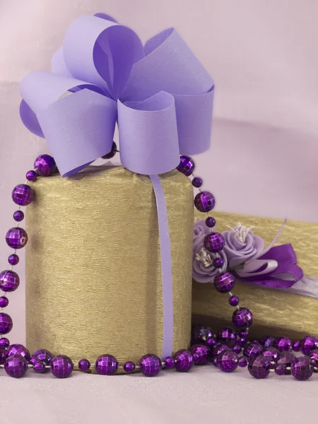 Geschenke im violetten Arrangement — Stockfoto