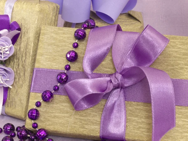 Cadeaux dans l'arrangement violet — Photo