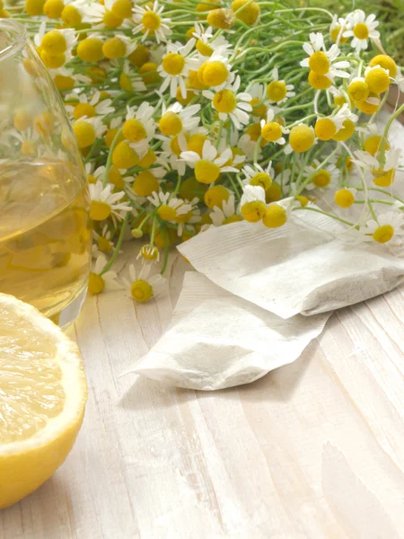 Camomile tea with lemon — Stock Photo, Image