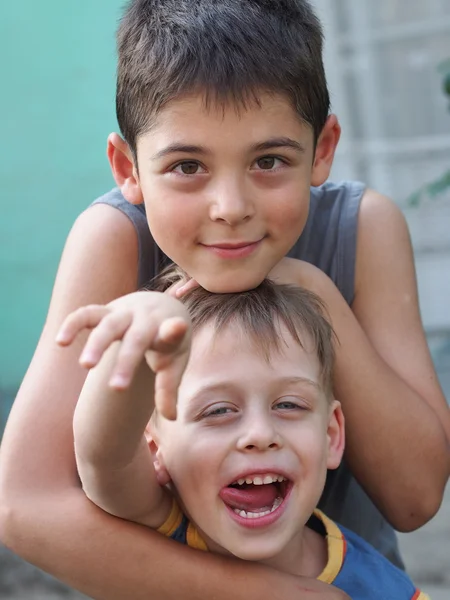 Счастливые молодые братья — стоковое фото