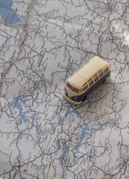 Kis busz a térképen — Stock Fotó