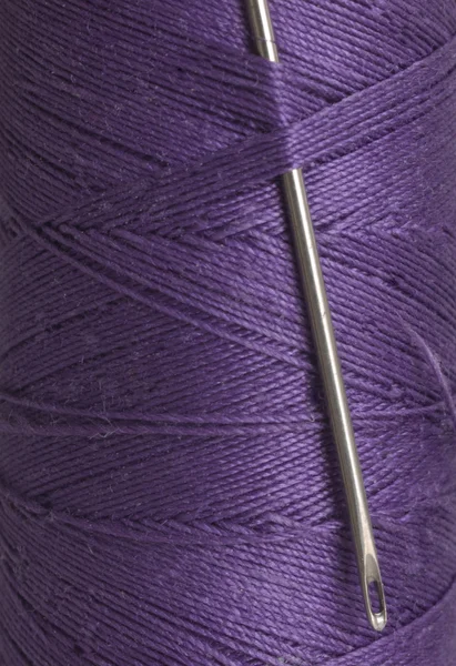 Agulha em bobina violeta — Fotografia de Stock