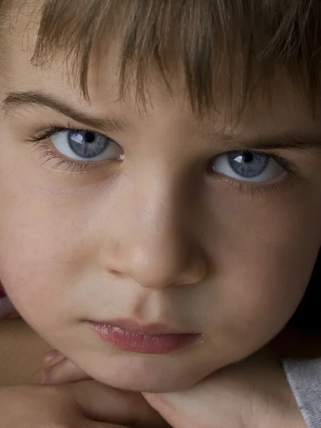 Bedårande pojke med blå ögon — Stockfoto