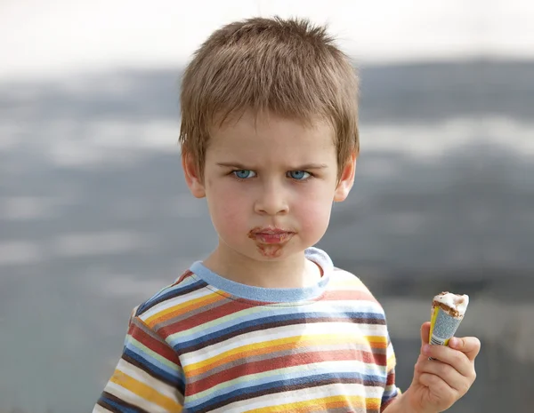 愤怒的男孩想要更多的冰淇淋。我们都吃冰淇淋尖叫 — 图库照片