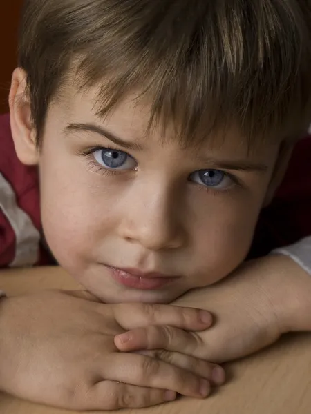 Милый мальчик с голубыми глазами — стоковое фото