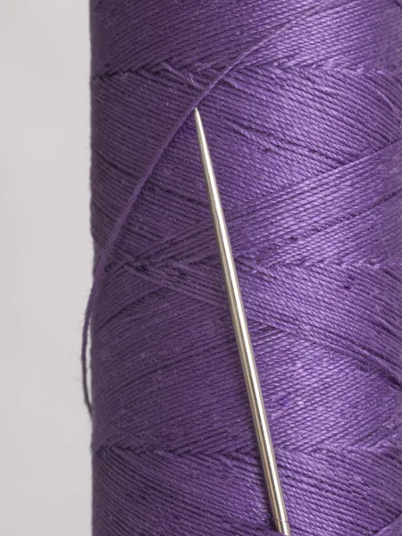 Agulha em bobina violeta — Fotografia de Stock