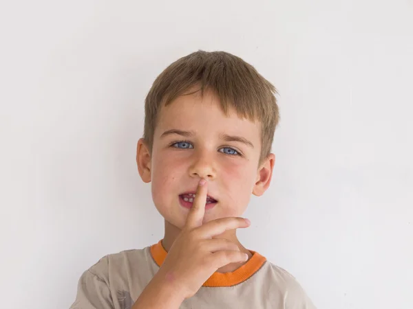 5 år gammal pojke med fingret på munnen — Stockfoto