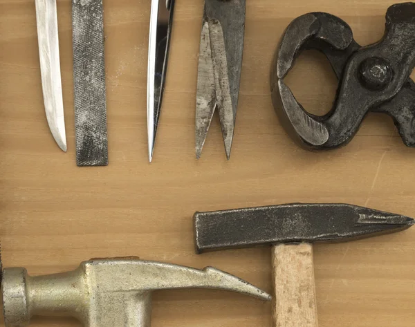 Молоток, столбы и другие рабочие инструменты — стоковое фото