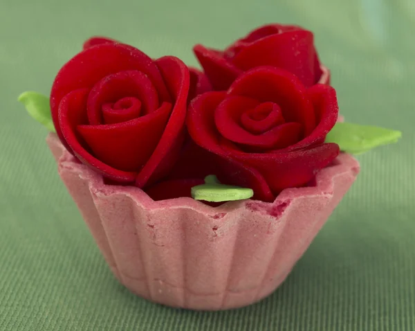 Cupcake com decoração de rosas vermelhas — Fotografia de Stock