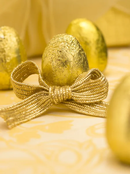 Złote jaja z kokardą — Zdjęcie stockowe
