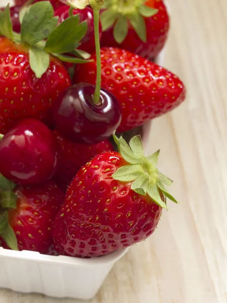 Strawberris a třešně — Stock fotografie