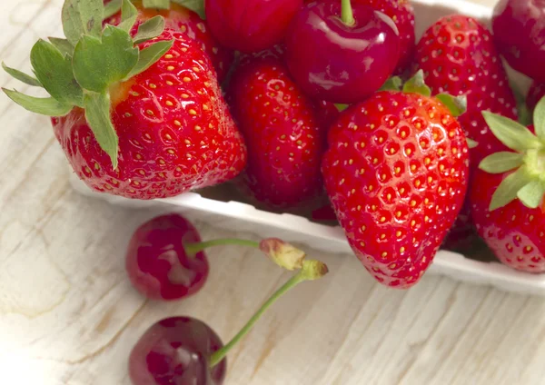 Strawberris 和樱桃 — 图库照片