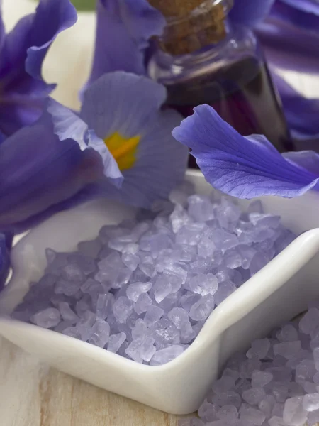 アイリス花と塩の入浴 — ストック写真