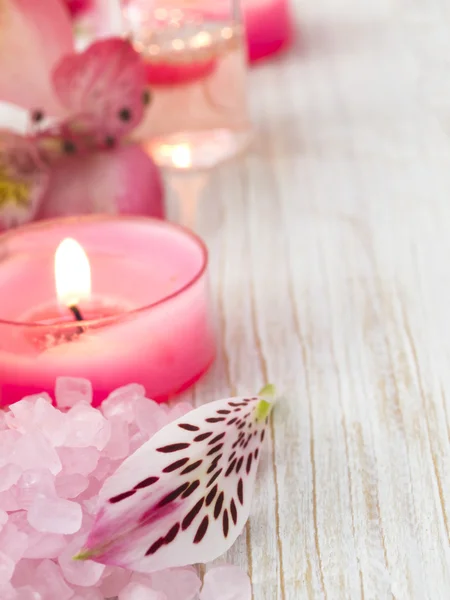 Wellness Arrangement mit brennenden Kerzen — Stockfoto