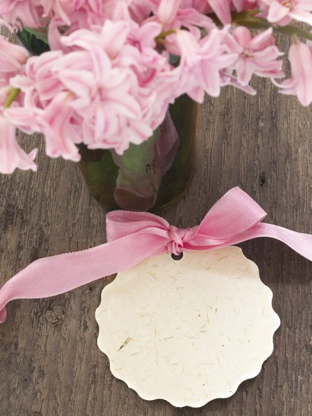 सुंदर वसंत फूलों के साथ ग्रीटिंग कार्ड — स्टॉक फ़ोटो, इमेज