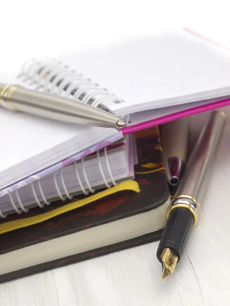 Ноутбуки и ручка, офисное расположение — стоковое фото
