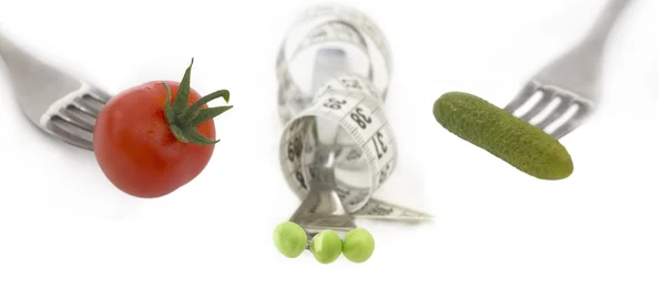 Tomaat en groene salade op de vork geïsoleerd op de witte achtergrond — Stockfoto