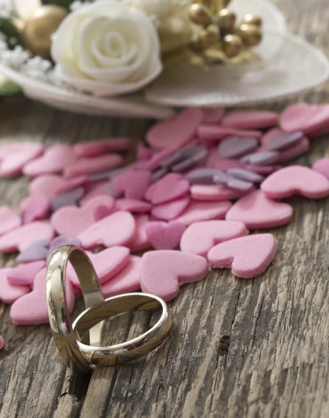 Anéis de casamento com pouco coração — Fotografia de Stock