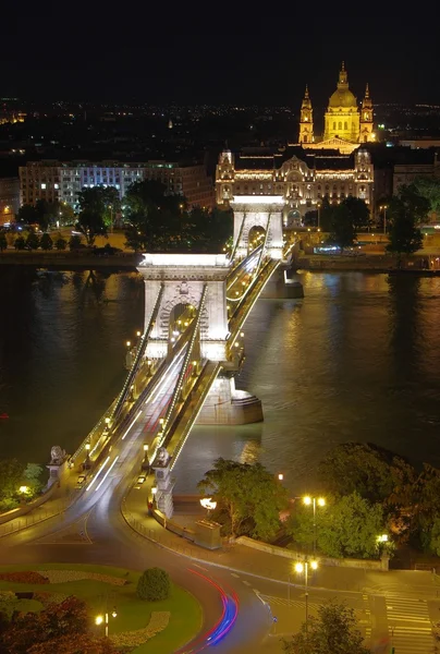 Budapest Kettenbrücke in der Nacht Stockbild