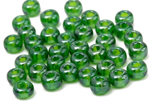 Perles vertes isolées sur fond blanc — Photo