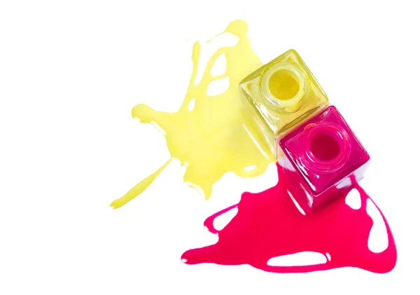 Maniküre. rosa und gelbe Nagellack. — Stockfoto
