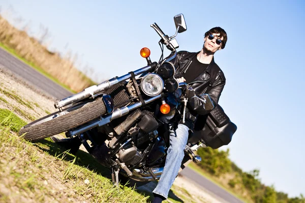 Un uomo in moto — Foto Stock