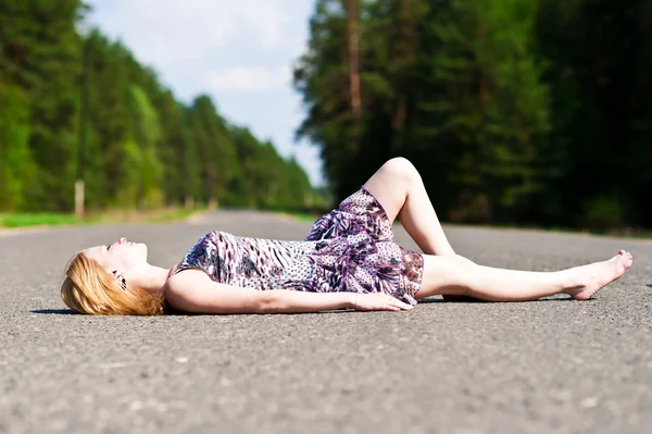 Dívka na silnici道路上の女の子 — Stock fotografie
