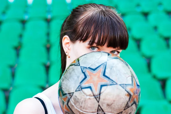 球を持つ女の子 — ストック写真