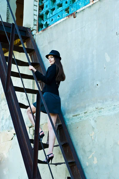 Iş kadını merdivenlerde — Stok fotoğraf
