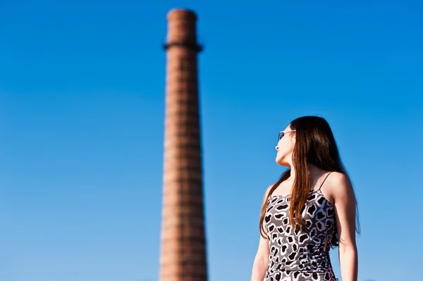 Woman looking at the tower — Stock Photo, Image
