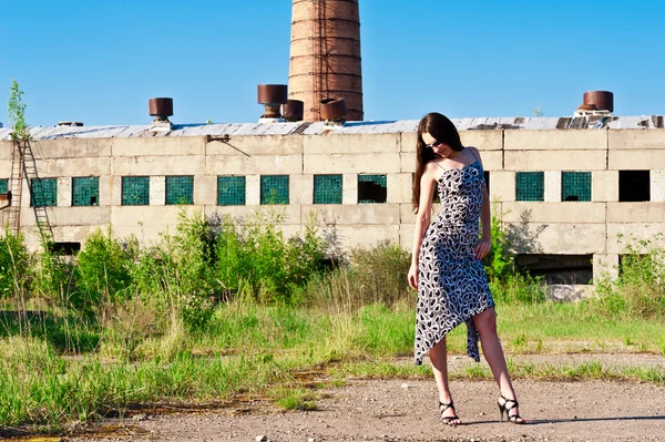 Woman on the background of the building — Stock Photo, Image