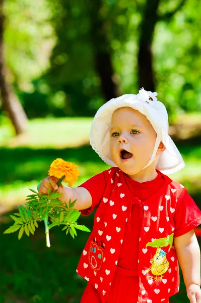 Barn med blomma — Stockfoto