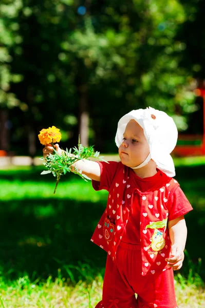 Elinde çiçek — Stok fotoğraf