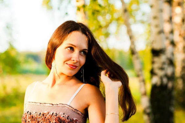 Retrato de una mujer hermosa con el pelo que fluye —  Fotos de Stock